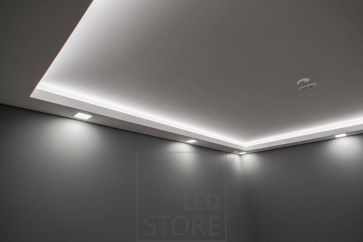 Alrededor de la habitación con una cinta de leds en una estantería desplegable. Panel de luces empotrado en la estantería para downlights. Ledstore.fi